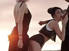 Beach Body -video (Karina) suomi oorno